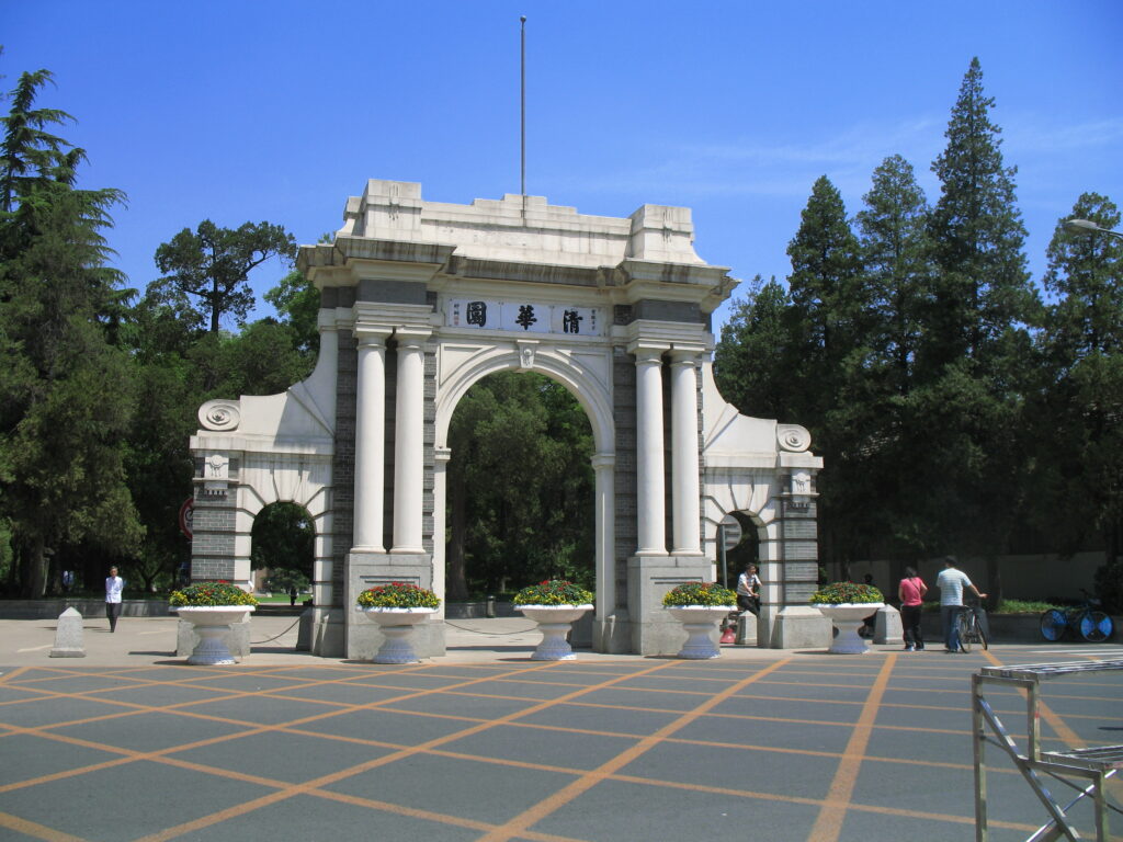 Universidade-Tsinghua-gate